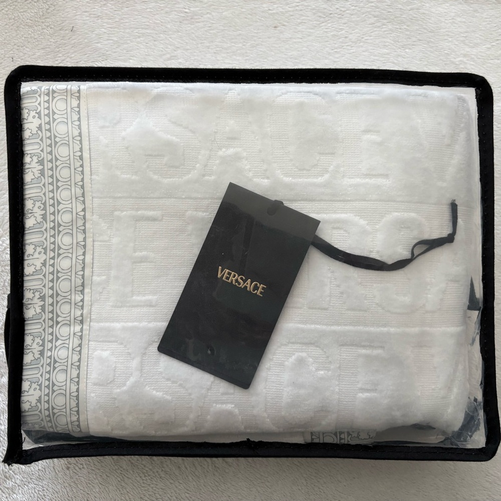 VERSACE Baroque White With Gray Detailed Trim Bath Mat / Hand Towel NWT $400